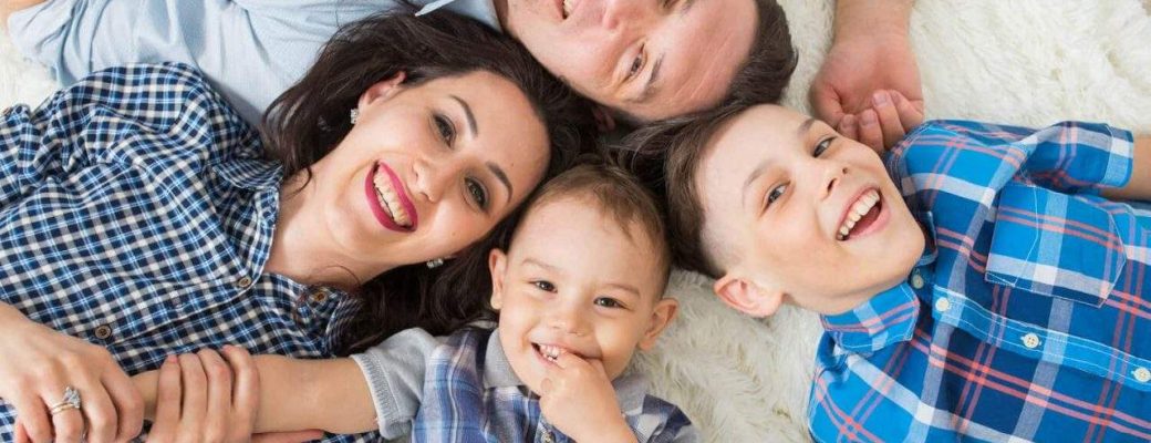 משפחה שמחה וממוגנת עם דלתות יוקרתיות מבית שריונית